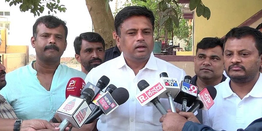 ನಮ್ಮ ಶಾಸಕರಿಗೆ 50 ಕೋಟಿ ರೂ, ಸಚಿವ ಸ್ಥಾನದ ಆಮಿಷ: ಕಾಂಗ್ರೆಸ್ ಶಾಸಕ ಗಣಿಗ ರವಿ