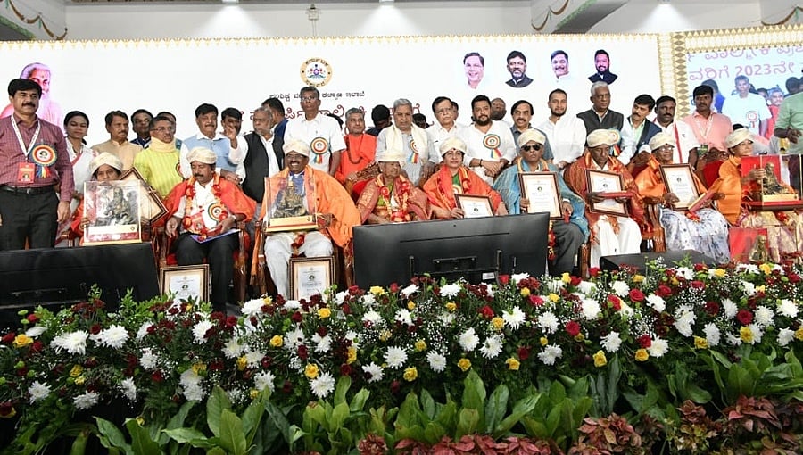 2023ನೇ ಸಾಲಿನ ಮಹರ್ಷಿ ವಾಲ್ಮೀಕಿ ಪ್ರಶಸ್ತಿ ಪ್ರದಾನ ಮಾಡಿದ ಸಿಎಂ ಸಿದ್ದರಾಮಯ್ಯ