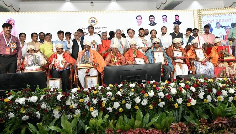 2023ನೇ ಸಾಲಿನ ಮಹರ್ಷಿ ವಾಲ್ಮೀಕಿ ಪ್ರಶಸ್ತಿ ಪ್ರದಾನ ಮಾಡಿದ ಸಿಎಂ ಸಿದ್ದರಾಮಯ್ಯ