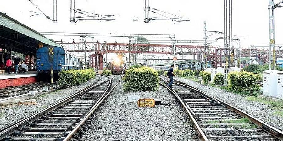 ಥಾಣೆ: ಅಪ್ರಾಪ್ತ ಮಗಳ ಮೇಲೆ ಅತ್ಯಾಚಾರವೆಸಗಿದ ಆರೋಪ, ರೈಲಿನ ಮುಂದೆ ಹಾರಿ ಪ್ರಾಣ ಕಳೆದುಕೊಂಡ ತಂದೆ