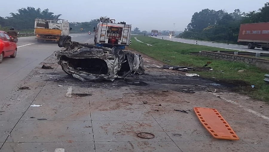 ಬೆಂಗಳೂರು: ಲಾರಿಗೆ ಡಿಕ್ಕಿ ಹೊಡೆದು ಹೊತ್ತಿ ಉರಿದ ಕಾರು; ತಾಯಿ-ಮಗು ಸಜೀವ ದಹನ, ಮತ್ತಿಬ್ಬರಿಗೆ ಗಂಭೀರ ಗಾಯ