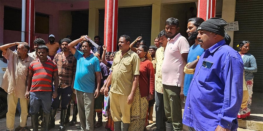 ಮಡಿಕೇರಿ: ಸಿಎಂಸಿ ದುರಾಡಳಿತ ಆರೋಪ, ರಸ್ತೆ ಗುಂಡಿ ಮುಚ್ಚುವಂತೆ ಸರಣಿ ಪ್ರತಿಭಟನೆ