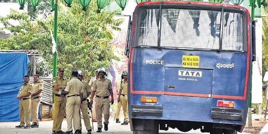 ಶಿವಮೊಗ್ಗ ಪರಿಸ್ಥಿತಿ ಬೂದಿ ಮುಚ್ಚಿದ ಕೆಂಡ, ಸೆಕ್ಷನ್ 144 ಮುಂದುವರಿಕೆ: ಸ್ಥಳೀಯ ವರ್ತಕರು, ಬಿಜೆಪಿ ಮುಖಂಡರ ವಿರೋಧ