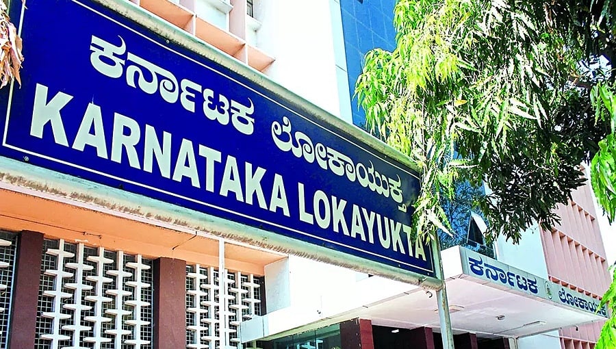 ರಾಜ್ಯದ 70ಕ್ಕೂ ಹೆಚ್ಚು ಕಡೆ ಲೋಕಾಯುಕ್ತ ದಾಳಿ: 17 ಸರ್ಕಾರಿ ಅಧಿಕಾರಿಗಳ ಕಚೇರಿ, ಮನೆ ಮೇಲೆ ರೇಡ್; ಅಪಾರ ಪ್ರಮಾಣದ ನಗದು, ಚಿನ್ನ ವಶಕ್ಕೆ!