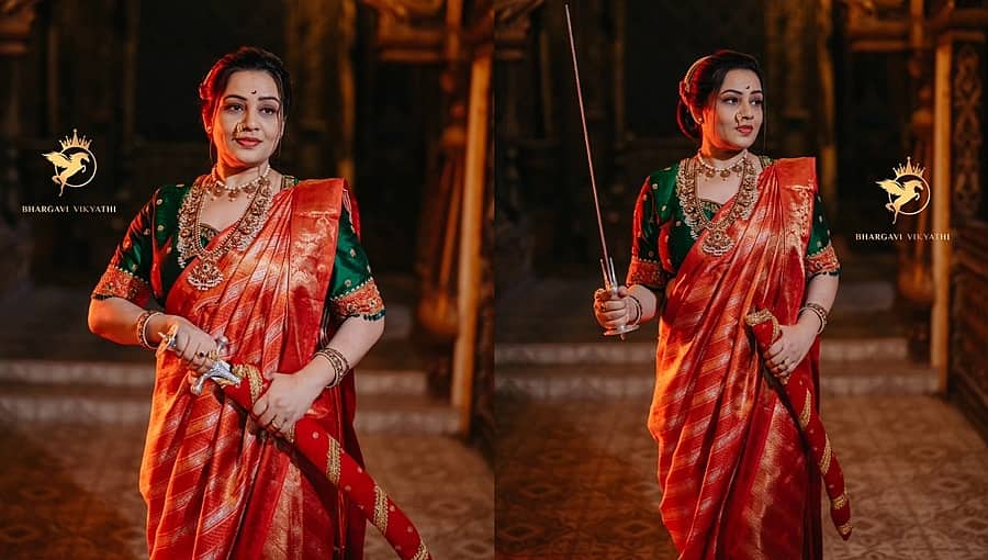 ಖಡ್ಗ ಹಿಡಿದು ಮಹಾರಾಣಿಯಂತೆ ಕಂಗೊಳಿಸಿದ ಐಪಿಎಸ್ ಅಧಿಕಾರಿ: ರೂಪಾ ಮೌದ್ಗಿಲ್ ಹೊಸ ಲುಕ್ ವೈರಲ್!