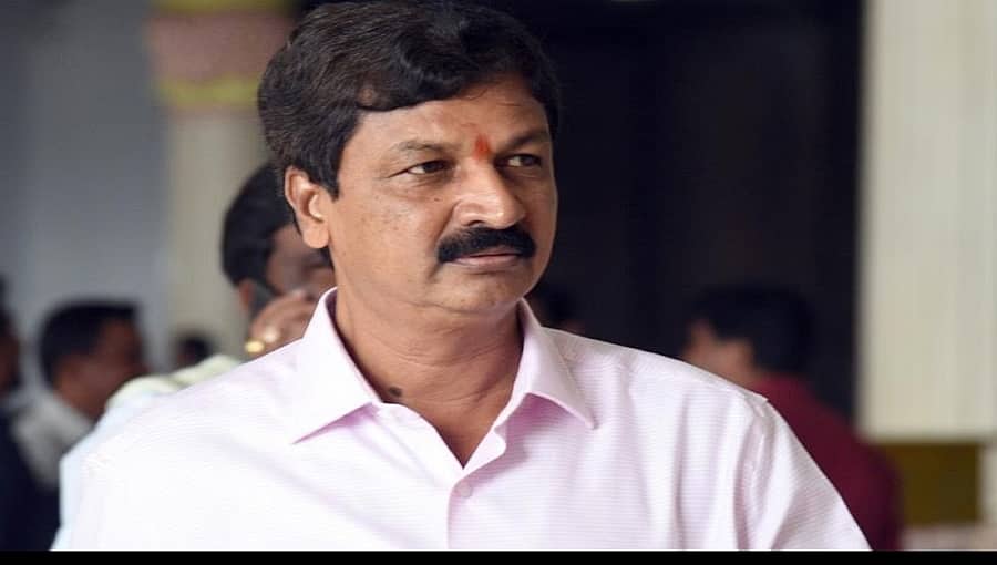 ಇಡಿ ಗೆ ಹೆಸರು ಹೇಳುವುದಾಗಿ ಸೋನಿಯಾ ಗಾಂಧಿಗೆ ಹೆದರಿಸಿ ಕೆಪಿಸಿಸಿ ಅಧ್ಯಕ್ಷನಾಗಿದ್ದಾನೆ: ಡಿಕೆಶಿ ವಿರುದ್ಧ ಜಾರಕಿಹೊಳಿ ವಾಗ್ದಾಳಿ