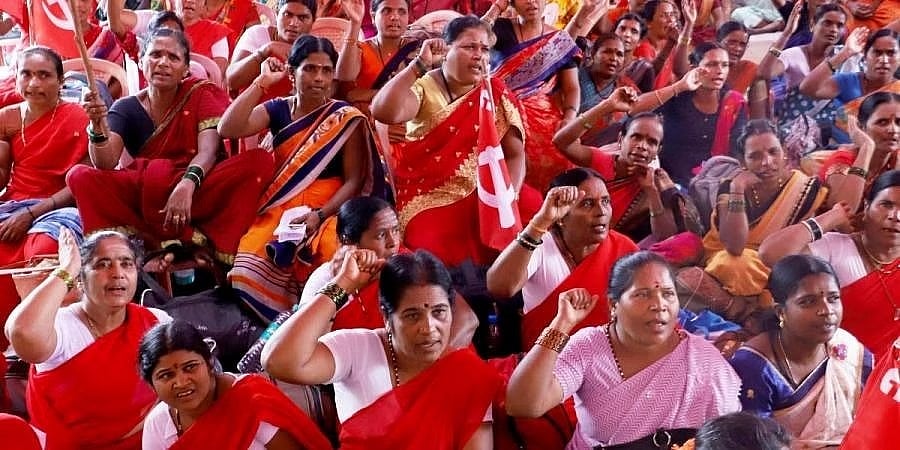 ಬೇಡಿಕೆಗಳ ಈಡೇರಿಕೆಗೆ ಬಿಸಿಯೂಟ ನೌಕರರ ಅನಿರ್ದಿಷ್ಟಾವಧಿ ಧರಣಿ: ಹಲವು ಜಿಲ್ಲೆಗಳಲ್ಲಿ ಹಸಿವಿನಿಂದ ಕುಳಿತ ಮಕ್ಕಳು!