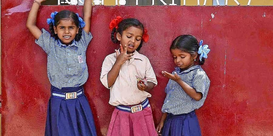 ಖಾತ್ರಿ ಯೋಜನೆಗೆ ಹಣ ಹೊಂದಿಸಲು ಸರ್ಕಾರದ ಹರಸಾಹಸ: ವಸತಿ ಶಾಲೆಗಳ ವಿದ್ಯಾರ್ಥಿಗಳಿಗೆ ಇನ್ನೂ ಸಿಕ್ಕಿಲ್ಲ ಸಮವಸ್ತ್ರ!