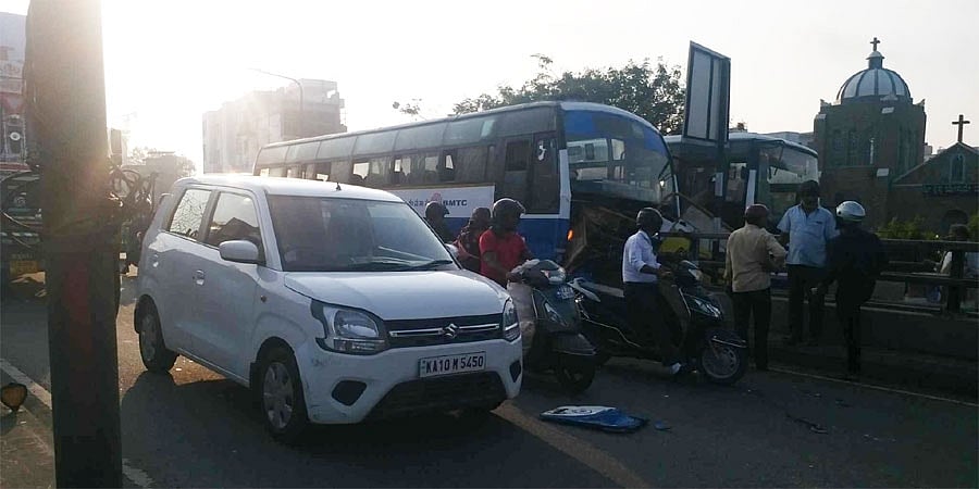 ಬ್ರೇಕ್ ಫೇಲ್ಯೂರ್: ಮೈಸೂರು ರಸ್ತೆ ಮೇಲ್ಸೇತುವೆ ಮೇಲೆ ಡಿವೈಡರ್ ಗೆ ಬಿಎಂಟಿಸಿ ಬಸ್ ಢಿಕ್ಕಿ, ಯಾವುದೇ ಪ್ರಾಣಾಪಾಯವಿಲ್ಲ