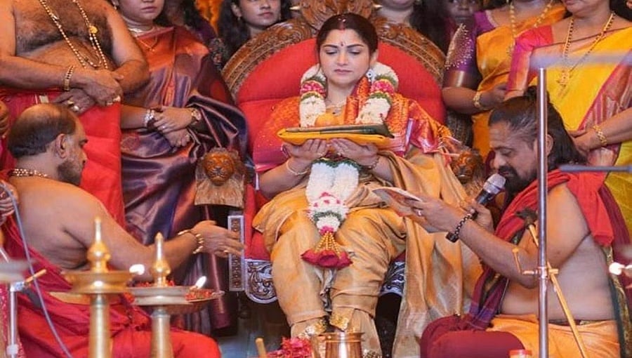ಕೇರಳ: ತ್ರಿಶೂರ್ನ ವಿಷ್ಣುಮಾಯ ದೇವಾಲಯದಲ್ಲಿ ನಟಿ ಖುಷ್ಬೂ ಪಾದ ತೊಳೆದು ನಾರಿ ಪೂಜೆ !