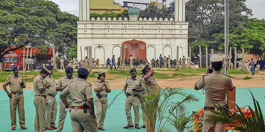 Kannada Rajyotsava at Chamrajpet Maidan: ಚಾಮರಾಜಪೇಟೆ ಈದ್ಗಾ ಮೈದಾನದಲ್ಲಿ ರಾಜ್ಯೋತ್ಸವ ಆಚರಣೆಗೆ ಹೈಕೋರ್ಟ್ ಅನುಮತಿ
