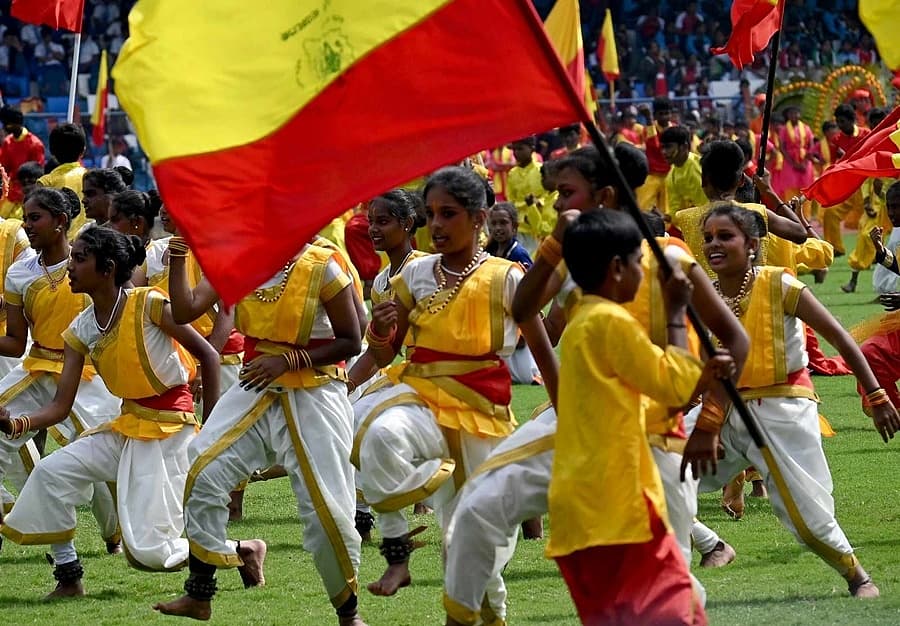 ಕನ್ನಡ ಬಾವುಟ ಹಿಡಿದು ಪಥಸಂಚಲನ