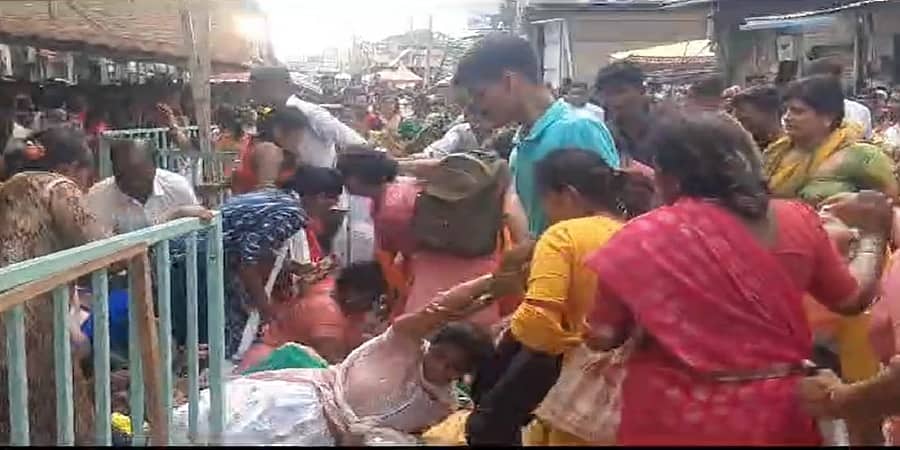 ಹಾಸನಾಂಬೆ ದರ್ಶನಕ್ಕೆ ನಿಂತಿದ್ದ ಭಕ್ತರಿಗೆ ಕರೆಂಟ್ ಶಾಕ್: ಆಘಾತದಿಂದ ನೂಕುನುಗ್ಗಲು, 17 ಮಂದಿ ಆಸ್ಪತ್ರೆಗೆ ದಾಖಲು