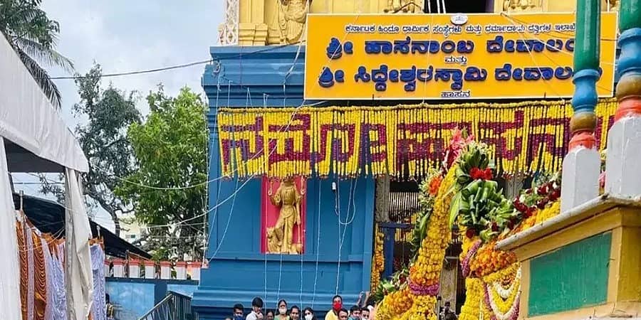 ಹಾಸನಾಂಬೆ ದರ್ಶನಕ್ಕೆ ನಿಂತಿದ್ದ ಭಕ್ತರಿಗೆ ವಿದ್ಯುತ್ ಶಾಕ್: ನೂಕುನುಗ್ಗಲು ಉಂಟಾಗಿ 10ಕ್ಕೂ ಹೆಚ್ಚು ಮಂದಿಗೆ ಗಾಯ