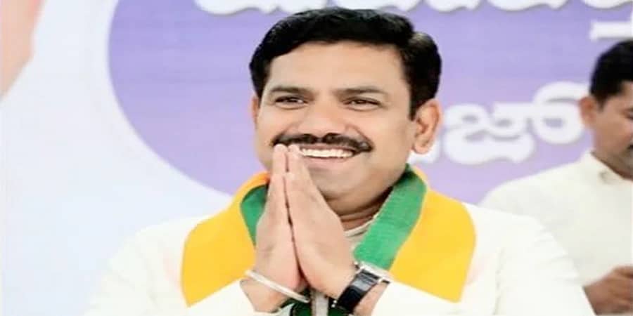 "ಎಳೆ ಹುಡುಗ"ನಿಗೆ ಪಟ್ಟ ಕಟ್ಟುವ ಮೂಲಕ ಬಿಜೆಪಿ ಲೀಡರ್ ಲೆಸ್ ಪಕ್ಷ ಎಂಬುದು ಮತ್ತೊಮ್ಮೆ ಸಾಬೀತು: ಕಾಂಗ್ರೆಸ್ ಲೇವಡಿ