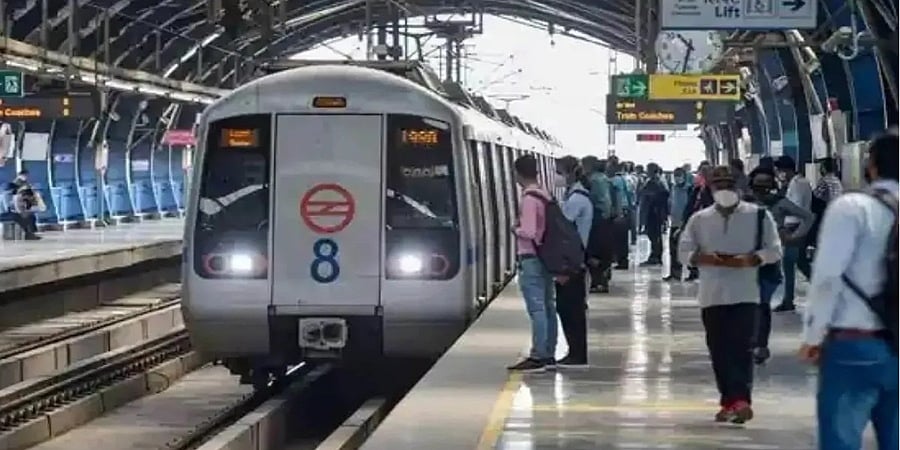 ನವದೆಹಲಿ: ಚಲಿಸುತ್ತಿದ್ದ ಮೆಟ್ರೋ ರೈಲಿನ ಮುಂದೆ ಹಾರಿ ಮಹಿಳೆ ಆತ್ಮಹತ್ಯೆ!