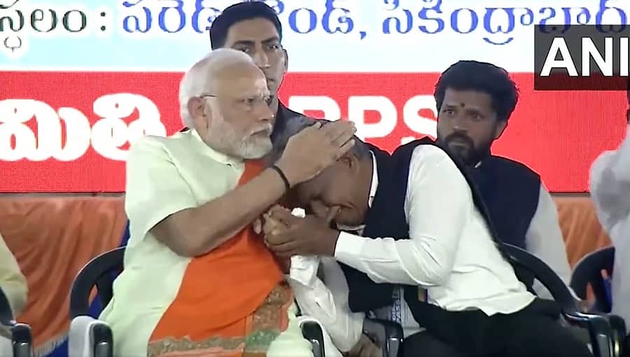 ತೆಲಂಗಾಣ ಚುನಾವಣಾ ರ್ಯಾಲಿ ವೇಳೆ ಕಣ್ಣೀರಾಕಿದ ಮಾದಿಗ ನಾಯಕನಿಗೆ ಸಾಂತ್ವನ ಹೇಳಿದ ಪ್ರಧಾನಿ ಮೋದಿ!