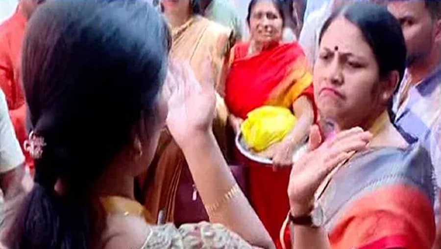 ಹಾಸನಾಂಬ ದೇವಸ್ಥಾನದಲ್ಲಿ ವಿವಿಐಪಿಗಳ ನಿರ್ವಹಣೆ ವೇಳೆ ತಾಳ್ಮೆ ಕಳೆದುಕೊಂಡು ಎಸಿಗೆ ಹೊಡೆದ ಡಿಸಿ!