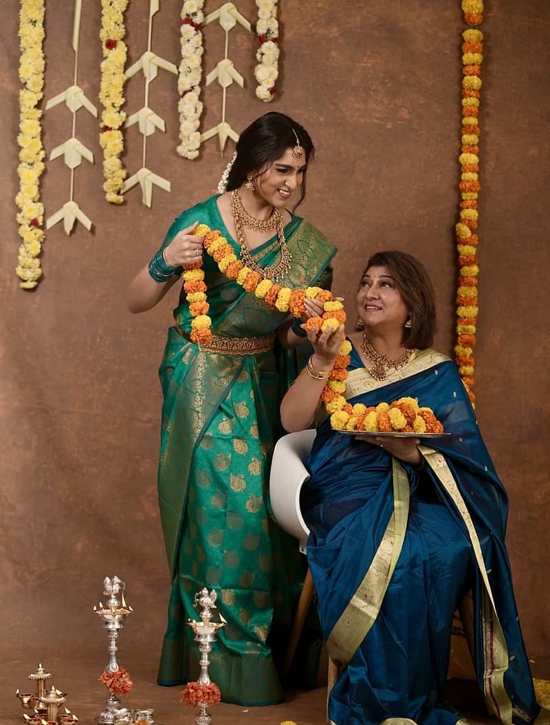 ಆರಾಧಾನ ಜೊತೆಗೆ ಹೂವಿನ ಅಲಂಕಾರದಲ್ಲಿ ತೊಡಗಿರುವ ಮಾಲಾಶ್ರೀ