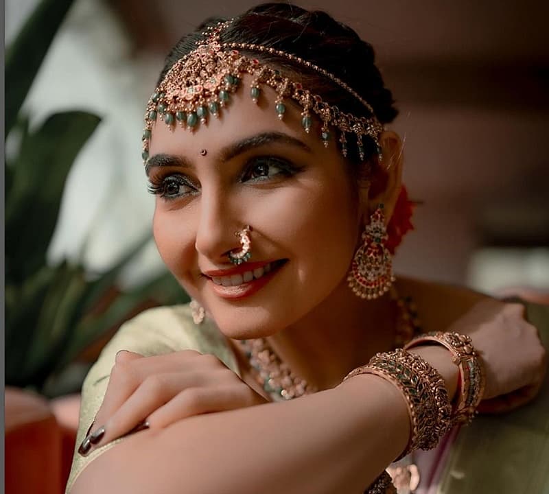 ಸೀರೆ ಉಟ್ಟು ಮದುಮಗಳಳಂತೆ ಪೋಸ್ ನೀಡಿರುವ ನಟಿ ರಾಗಿಣಿ ದ್ವಿವೇದಿ ಕತ್ತಲೆಯ ಮೇಲೆ ಬೆಳಕಿನ ವಿಜಯದ ಸಂಕೇತವಾದ ದೀಪಾವಳಿಯನ್ನು ಸಂಭ್ರಮದಿಂದ ಆಚರಿಸೋಣ ಎಂದಿದ್ದಾರೆ