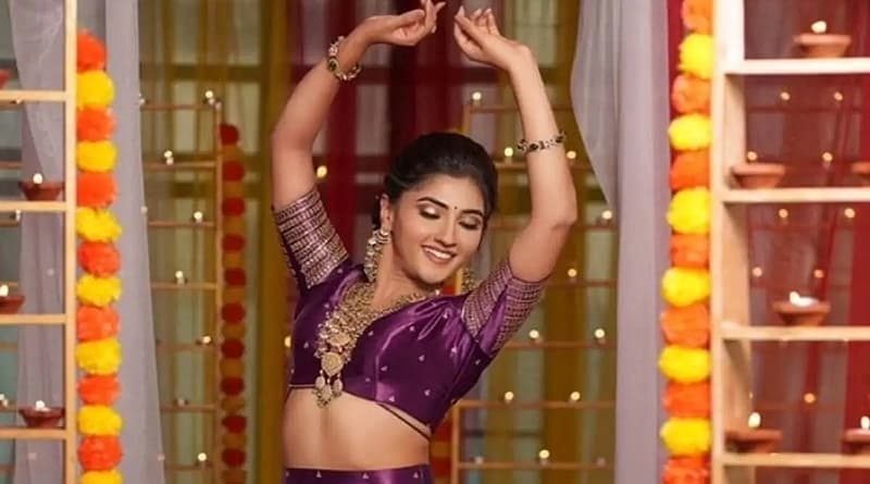 ಪ್ರಜ್ವಲ್ ದೇವರಾಜ್ ಪತ್ನಿ ರಾಗಿಣಿ ಪ್ರಜ್ವಲ್ ಪರ್ಪಲ್ ಬಣ್ಣದ ಲಂಗ ಬ್ಲೌಸ್ ನಲ್ಲಿ ಗ್ರ್ಯಾಂಡ್ ಪೋಟೋಶೂಟ್ ಮಾಡಿಸಿಕೊಂಡು ಅಭಿಮಾನಿಗಳಿಗೆ ದೀಪಾವಳಿ ಶುಭಾಶಯ ಕೋರಿದ್ದಾರೆ.