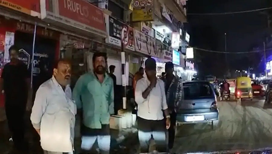 ಬೆಂಗಳೂರು: ನಡುರಸ್ತೆಯಲ್ಲಿ ಮಹಿಳೆಗೆ ಕಿರುಕುಳ; ಭಯಾನಕ ಘಟನೆ ಬಗ್ಗೆ ಪತಿಯಿಂದ ಟ್ವಿಟ್ಟರ್ ನಲ್ಲಿ ಮಾಹಿತಿ!