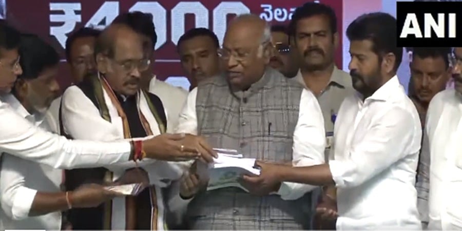 ತೆಲಂಗಾಣ ಚುನಾವಣೆ: ಕಾಂಗ್ರೆಸ್ ಪ್ರಣಾಳಿಕೆ ಬಿಡುಗಡೆ, ಆರು ಗ್ಯಾರಂಟಿಗಳ ಭರವಸೆ