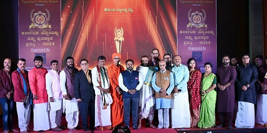 ಬೆಂಗಳೂರು: ಖ್ಯಾತ ಜ್ಯೋತಿಷಿಗಳಿಗೆ 'ಜ್ಯೋತಿಷ್ಯ ರತ್ನ ಪುರಸ್ಕಾರ' ಪ್ರಶಸ್ತಿ ಪ್ರದಾನ