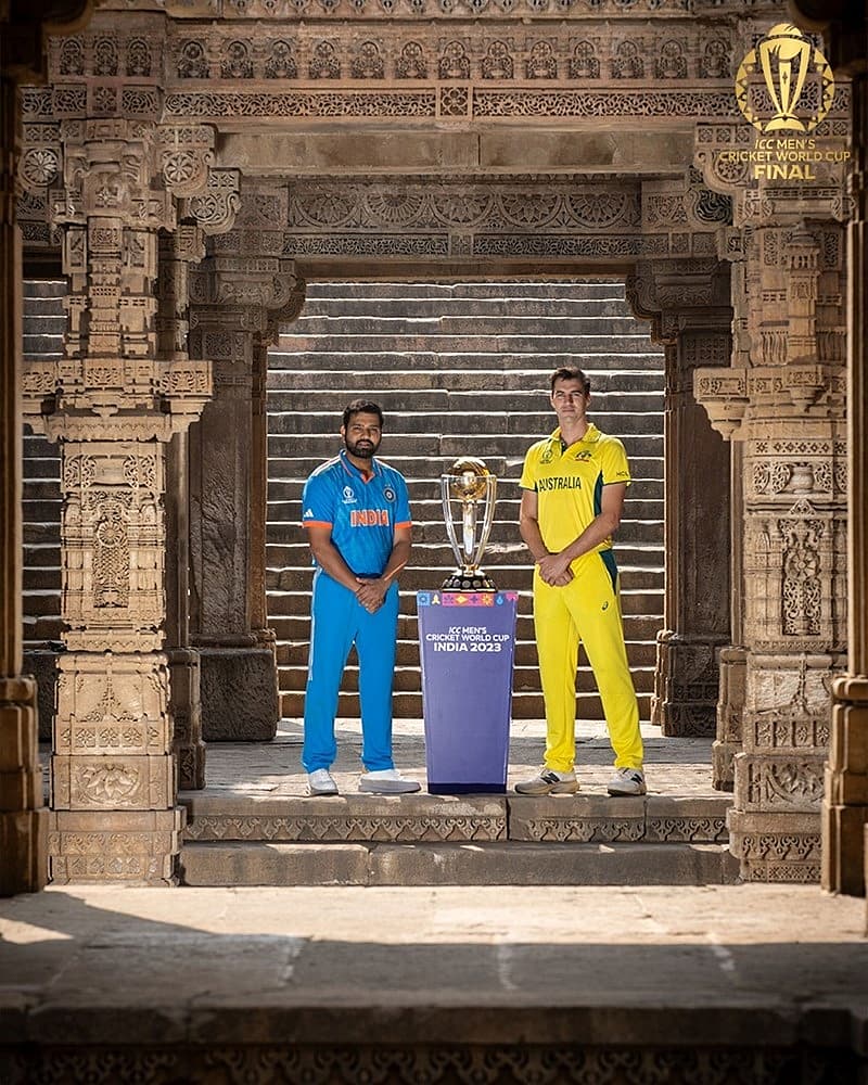 ಅಕ್ಟೋಬರ್ 5 ರಂದು ಆರಂಭವಾಗಿದ್ದ ಐಸಿಸಿ ವಿಶ್ವಕಪ್ ಟೂರ್ನಿಗೆ ಇಂದು ತೆರೆಬೀಳುತ್ತಿದೆ. ಐಸಿಸಿ ಪ್ರೋಟೋಕಾಲ್ ಪ್ರಕಾರ ಫೈನಲ್ ಪಂದ್ಯದ ಉಭಯ ತಂಡಗಳ ನಾಯಕರು ಪಂದ್ಯ ಆರಂಭಕ್ಕೂ ಮುನ್ನ ಫೋಟೋಶೂಟ್ ಮಾಡಬೇಕು. ಭಾರತ ತಂಡದ ನಾಯಕ ರೋಹಿತ್ ಶರ್ಮ ಮತ್ತು ಆಸ್ಟ್ರೇಲಿಯಾ ತಂಡದ ನಾಯಕ ಪ್ಯಾಟ್ ಕಮಿನ್ಸ್ ಫೋಟೋ ಶೂಟ್ ಮಾಡಿಸಿಕ