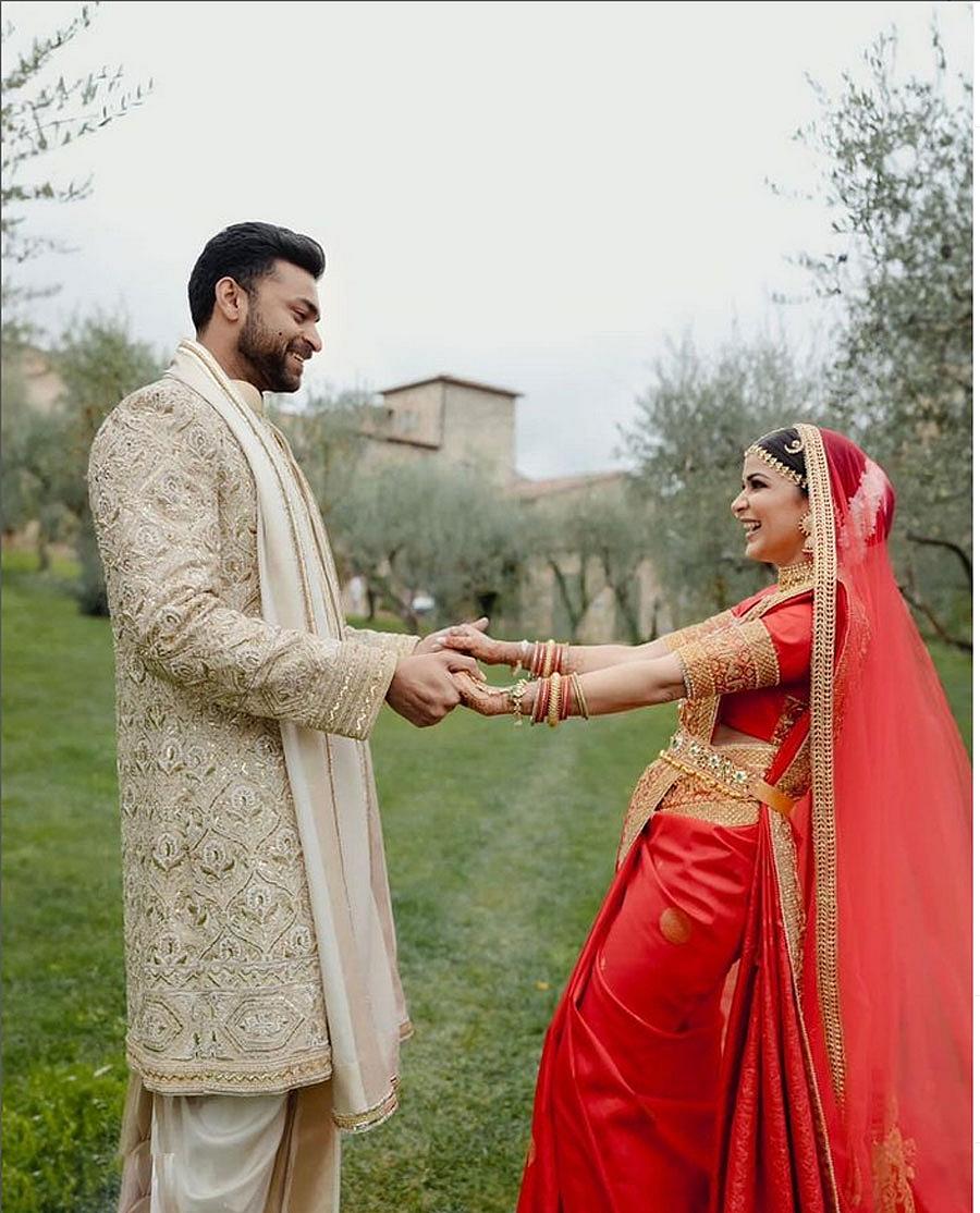 6 ವರ್ಷಗಳಿಂದ ಪ್ರೀತಿಸುತ್ತಿದ್ದ ವರುಣ್ ತೇಜ್ ಮತ್ತು ಲಾವಣ್ಯ ಇಂದು ಹಿರಿಯರ ಆಶೀರ್ವಾದ ಪಡೆದು ಹಸ್ತಪದಿ ತುಳಿದಿದ್ದಾರೆ.