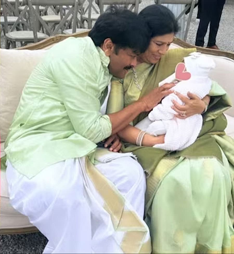 ನಟ ರಾಮ್ ಚರಣ್-ಉಪಾಸನ ದಂಪತಿಯ ಮಗು, ತಮ್ಮ ಮೊಮ್ಮಗುವಿನೊಂದಿಗೆ ನಟ ಚಿರಂಜೀವಿ ದಂಪತಿ