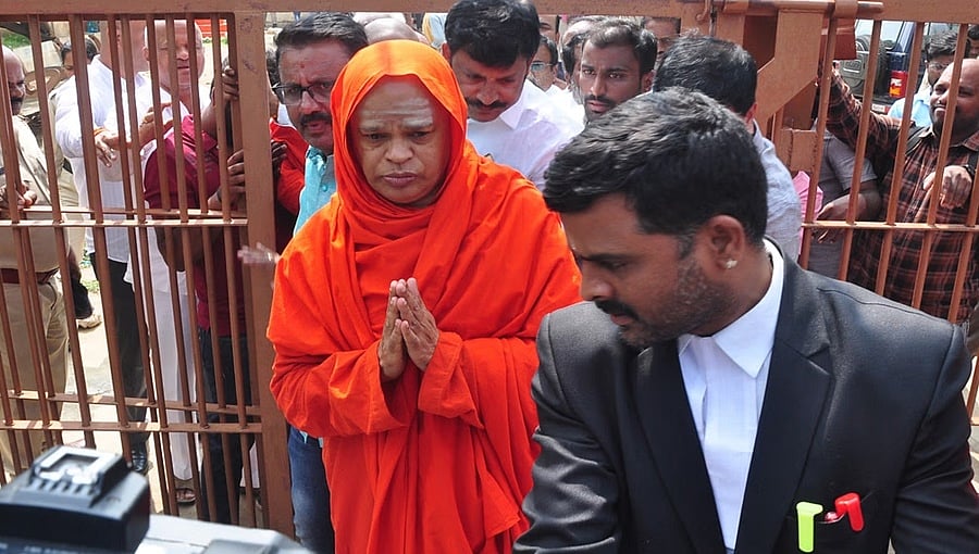 ಲೈಂಗಿಕ ಕಿರುಕುಳ ಪ್ರಕರಣ: ಮುರುಘಾಶ್ರೀ ಬಂಧನದ ಆದೇಶಕ್ಕೆ ಹೈಕೋರ್ಟ್ ತಡೆ, ಬಂಧನವಾದ ಕೆಲ ಗಂಟೆಗಳಲ್ಲೇ ಬಿಡುಗಡೆಗೆ ಆದೇಶ