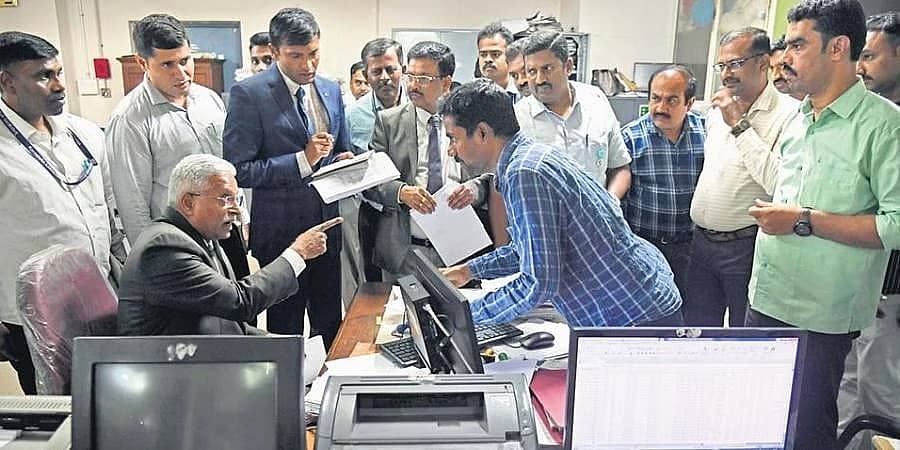 11 ಭೂಸಮೀಕ್ಷಾ ಕಚೇರಿಗಳ ಮೇಲೆ ಲೋಕಾಯುಕ್ತ ದಾಳಿ: ವಿವರ ಸಲ್ಲಿಸಲು ಅಧಿಕಾರಿಗಳಿಗೆ 3 ದಿನಗಳ ಗಡುವು