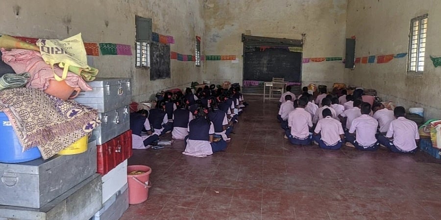 ಬಳ್ಳಾರಿ: ಎಪಿಎಂಸಿ ಗೋಡೌನಿನಲ್ಲೇ ಸರ್ಕಾರಿ ವಸತಿ ಶಾಲೆ; ವಿದ್ಯಾರ್ಥಿಗಳ ದಯನೀಯ ಸ್ಥಿತಿ!