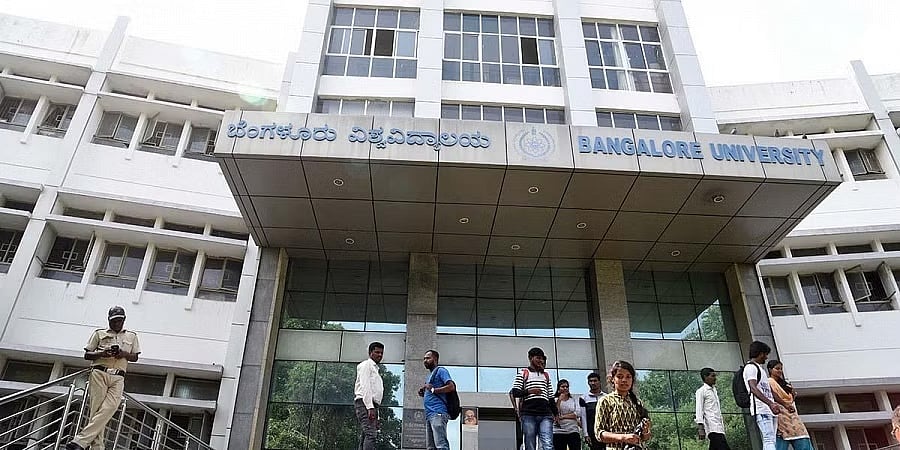 ಹಾಸ್ಟೆಲ್ ಊಟದಲ್ಲಿ ಹುಳ: ಬೆಂಗಳೂರು ವಿವಿ ವಿದ್ಯಾರ್ಥಿಗಳ ಪ್ರತಿಭಟನೆ