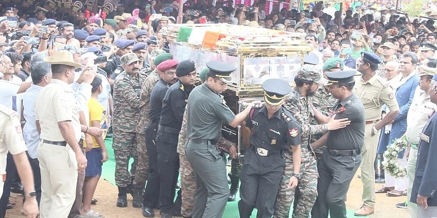 ಸೇನಾ ಗೌರವಗಳೊಂದಿಗೆ ನೆರವೇರಿದ ಹುತಾತ್ಮ ಯೋಧ ಕ್ಯಾಪ್ಟನ್ ಎಂ.ವಿ. ಪ್ರಾಂಜಲ್ ಅಂತ್ಯಕ್ರಿಯೆ