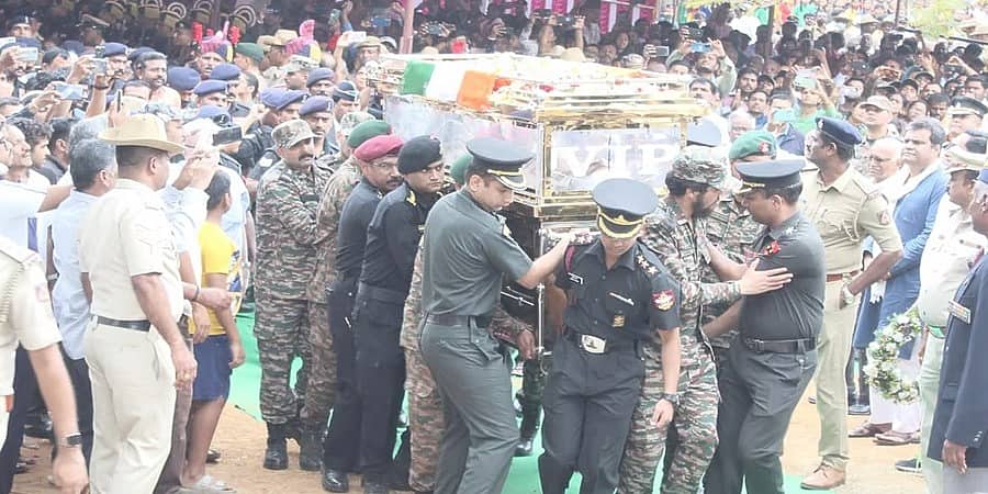 ಸೇನಾ ಗೌರವಗಳೊಂದಿಗೆ ನೆರವೇರಿದ ಹುತಾತ್ಮ ಯೋಧ ಕ್ಯಾಪ್ಟನ್‌ ಎಂ.ವಿ. ಪ್ರಾಂಜಲ್‌ ಅಂತ್ಯಕ್ರಿಯೆ