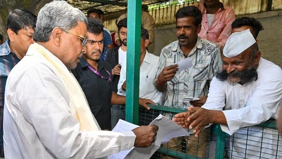 ಗೃಹ ಕಚೇರಿ ಕೃಷ್ಣಾದಲ್ಲಿ ಮುಖ್ಯಮಂತ್ರಿಗಳ ಜನತಾ ದರ್ಶನ ಆರಂಭ: ಅಹವಾಲು ಸಲ್ಲಿಸಲು ಸಾವಿರಾರು ಜನ ಆಗಮನ!