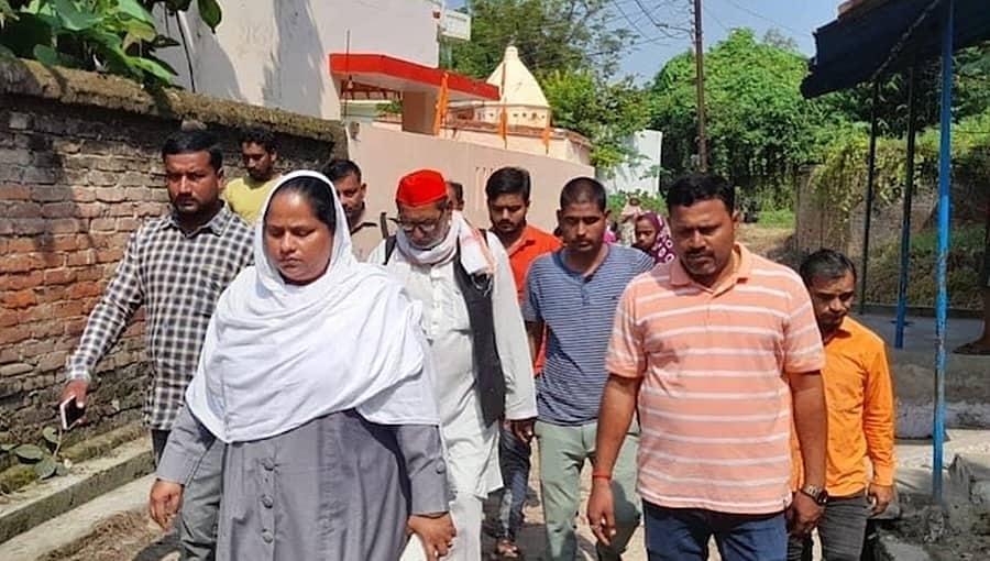 ಉತ್ತರ ಪ್ರದೇಶ: ಮುಸ್ಲಿಂ ಶಾಸಕಿ ಭೇಟಿ ಬಳಿಕ ದೇವಾಲಯದಲ್ಲಿ ಗಂಗಾಜಲ ಚಿಮುಕಿಸಿ ಶುದ್ಧೀಕರಣ!