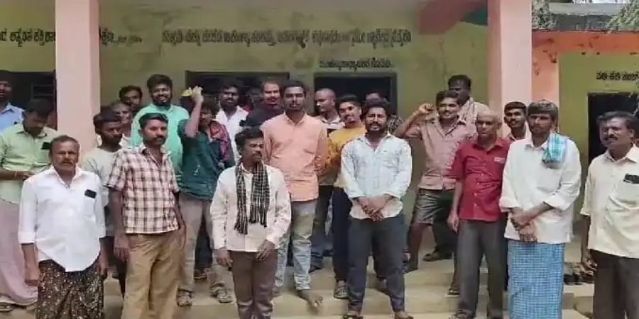 ತುಮಕೂರು: ವಿದ್ಯಾರ್ಥಿನಿಯರೊಂದಿಗೆ ಅನುಚಿತ ವರ್ತನೆ; ಶಿಕ್ಷಕನ ವಿರುದ್ಧ ಕ್ರಮಕ್ಕೆ ಆಗ್ರಹಿಸಿ ಪೋಷಕರ ಪ್ರತಿಭಟನೆ