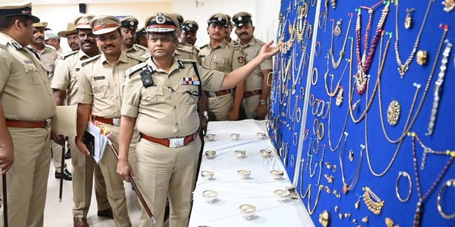 ರಾಕ್ಲೈನ್ ವೆಂಕಟೇಶ್ ಸೋದರನ ಮನೆಯಲ್ಲಿ ಕಳ್ಳತನ; 7 ನೇಪಾಳಿ ಪ್ರಜೆಗಳ ಬಂಧನ, 3 ಕೆಜಿ ಚಿನ್ನ ವಶ
