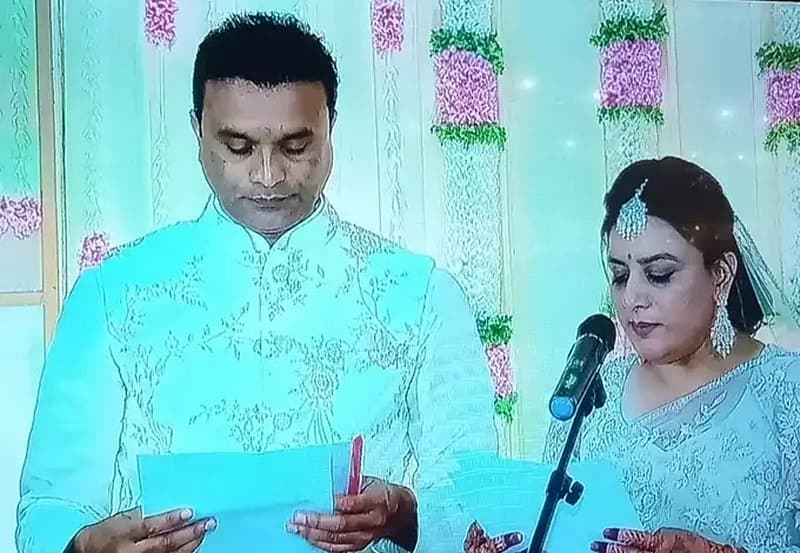 ಕನ್ನಡ ಕಲಿತ ಪೂಜಾ ಕುವೆಂಪು ಮಂತ್ರ ಮಾಂಗಲ್ಯ ಪದ್ಧತಿಯಲ್ಲಿ ಮದುವೆ ಮಾಡಿಕೊಂಡರು.