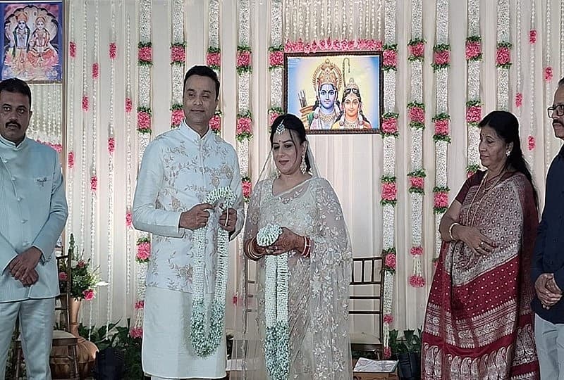 ಪೂಜಾ ಗಾಂಧಿ ಉದ್ಯಮಿ ವಿಜಯ್​ ಘೋರ್ಪಡೆ ಅವರ ಕೈಹಿಡಿದಿದ್ದಾರೆ. ಮಳೆ ಹುಡುಗಿಯ ಕೈ ಹಿಡಿದ ವಿಜಯ್ ಘೋರ್ಪಡೆ, ಬೆಂಗಳೂರಿನಲ್ಲಿ ಲಾಜೆಸ್ಟಿಕ್ ಕಂಪನಿ ಮಾಲೀಕರಾಗಿದ್ದಾರೆ.