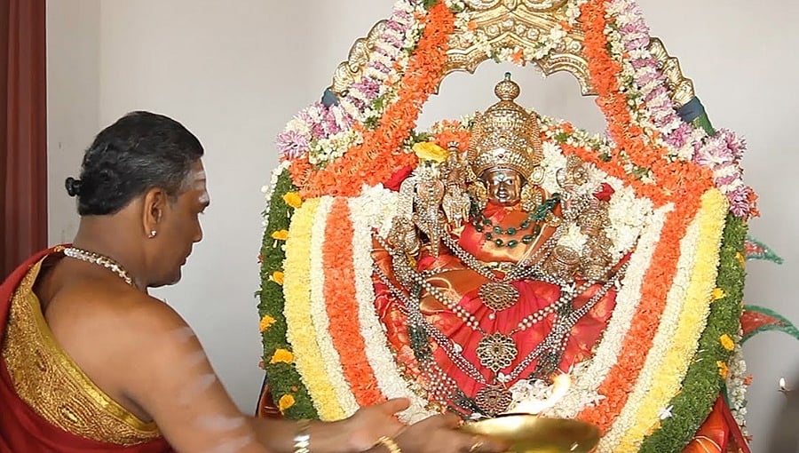 ತಂದೆ ಬದುಕಿದ್ದರೂ ದತ್ತಿ ಇಲಾಖೆ ದೇಗುಲಗಳಲ್ಲಿ ಅರ್ಚರಾಗಲು ಪುರೋಹಿತರ ಮಕ್ಕಳಿಗೆ ಅವಕಾಶ!