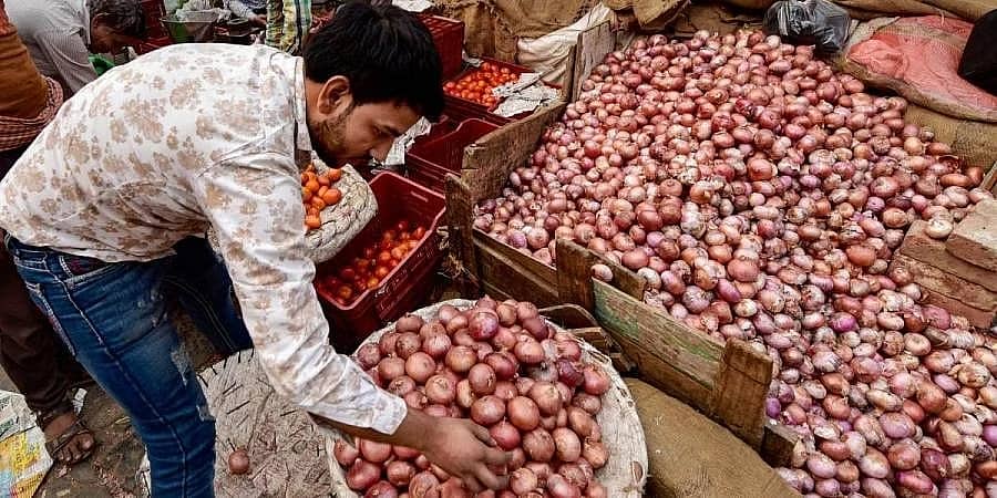 ಫಲಿಸಿತು ಸರ್ಕಾರದ ತಂತ್ರ: ಇಳಿಕೆಯತ್ತ ಈರುಳ್ಳಿ ದರ, ಮಾರುಕಟ್ಟೆಯಲ್ಲಿ ಎಷ್ಟಿದೆ ರೇಟ್‌? ಇಲ್ಲಿದೆ ಮಾಹಿತಿ