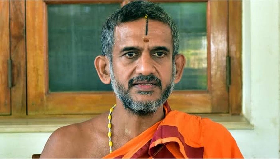 ನವದೆಹಲಿ: ತುಲಾಭಾರದ ವೇಳೆ ತಕ್ಕಡಿ ಕಳಚಿ ಬಿದ್ದು ಪೇಜಾವರ ಶ್ರೀಗಳಿಗೆ ಗಾಯ