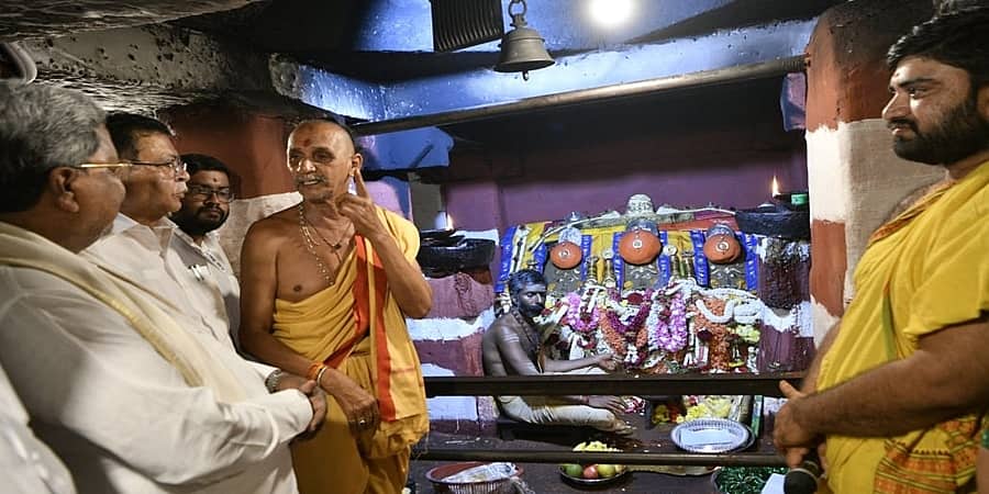 ಮೌಢ್ಯ ನಂಬಲ್ಲ, ದೇವರನ್ನು ನಂಬುತ್ತೇನೆ: ಹಾಸನಾಂಬೆ ದರ್ಶನ ಪಡೆದ ಸಿಎಂ ಸಿದ್ದರಾಮಯ್ಯ