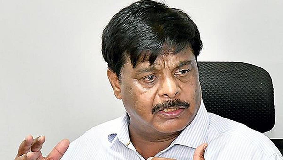 ಧಾರವಾಡ: ಗನ್‌ಮ್ಯಾನ್‌ನಿಂದ ಶೂ ಹಾಕಿಸಿಕೊಂಡ ಸಚಿವ ಎಚ್‌ಸಿ ಮಹದೇವಪ್ಪ, ವಿಡಿಯೋ ವೈರಲ್