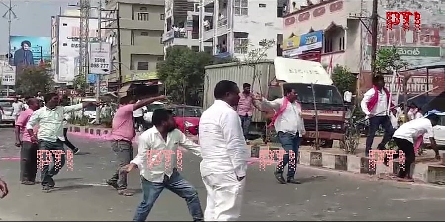 ತೆಲಂಗಾಣ: ಕಾಂಗ್ರೆಸ್, ಬಿಆರ್ ಎಸ್ ಕಾರ್ಯಕರ್ತರ ನಡುವೆ ಭುಗಿಲೆದ್ದ ಘರ್ಷಣೆ, ಕಲ್ಲು ತೂರಾಟ- ವಿಡಿಯೋ