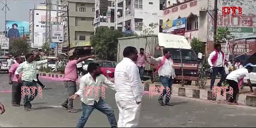 ತೆಲಂಗಾಣ: ಕಾಂಗ್ರೆಸ್, ಬಿಆರ್ ಎಸ್ ಕಾರ್ಯಕರ್ತರ ನಡುವೆ ಭುಗಿಲೆದ್ದ ಘರ್ಷಣೆ, ಕಲ್ಲು ತೂರಾಟ- ವಿಡಿಯೋ